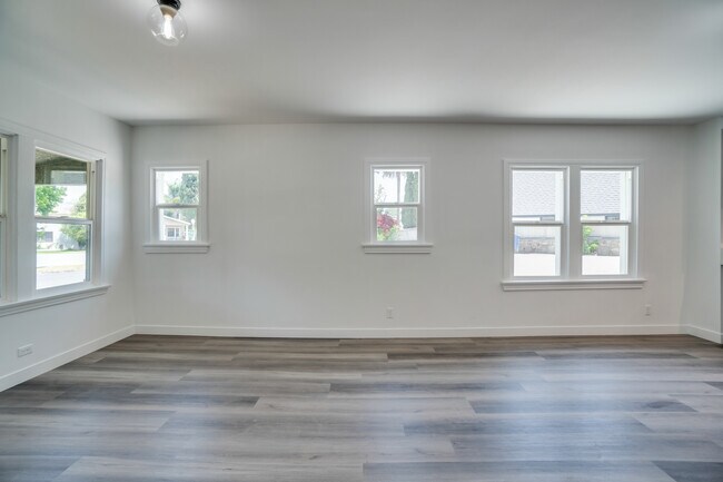 Building Photo - 1532 N Avenue 45