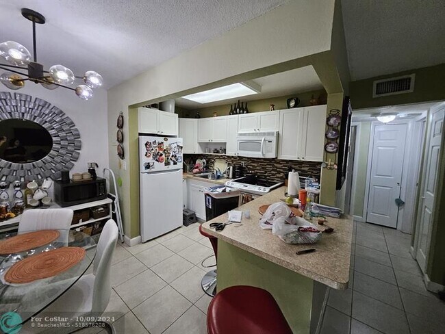 Building Photo - 4732 SW 33rd Ave