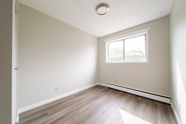 Building Photo - River Heights West