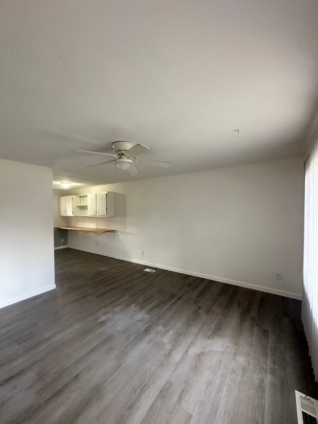 Living room - 991 Deerfield Ct