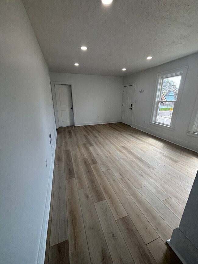 Building Photo - 1640 E 85th St