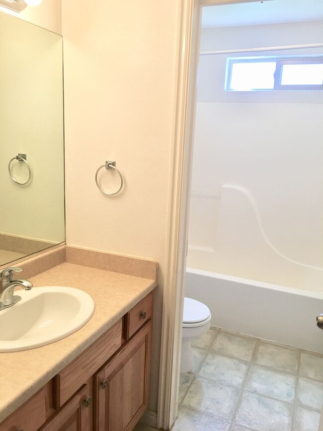 Building Photo - 3-BR Townhome in Hawk Hollow