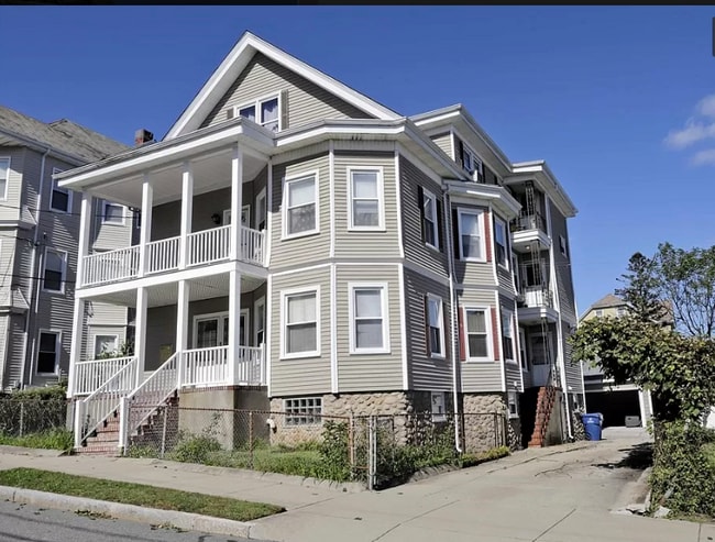 Photo - 595-597 Coggeshall St Apartments