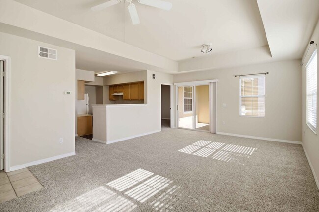 Building Photo - Spacious 2/2 unit available now for annual lease