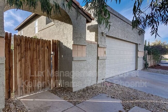 Building Photo - 619 E Jensen St