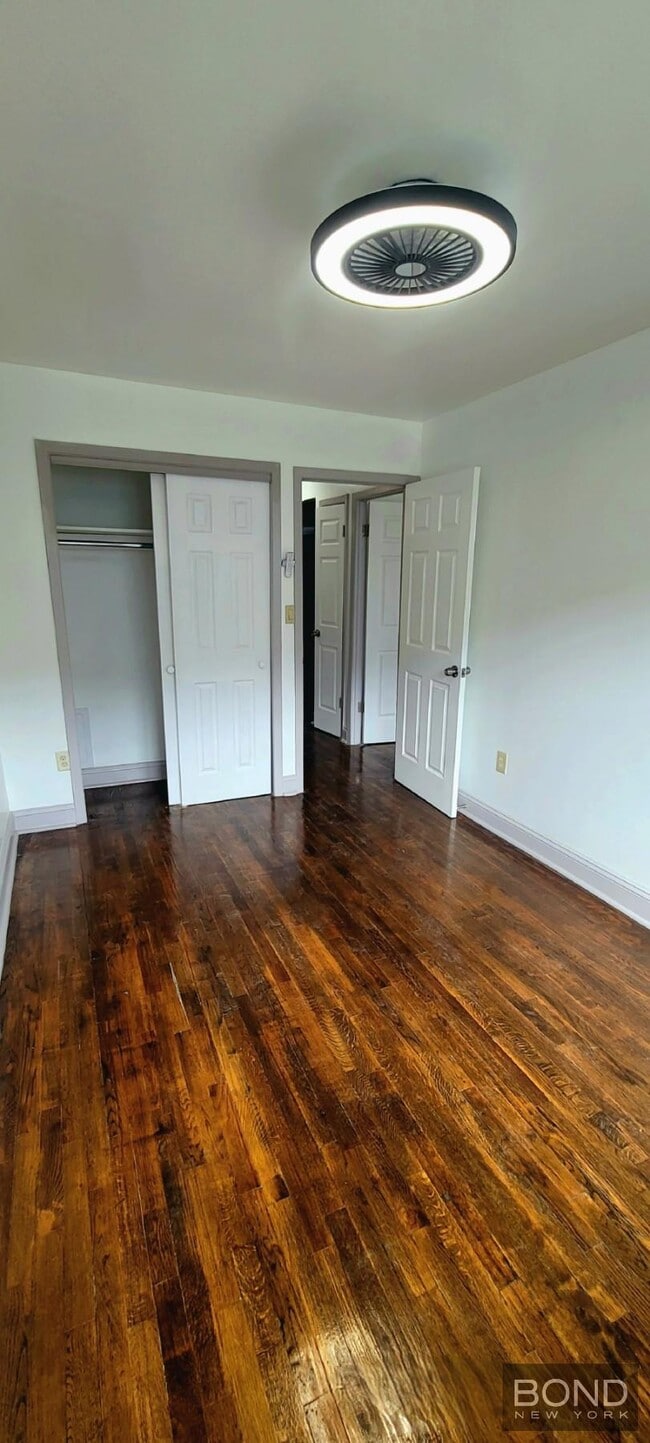 Building Photo - Renovated 3BR in Private Townhouse, only minutes from Midtown Manhattan!