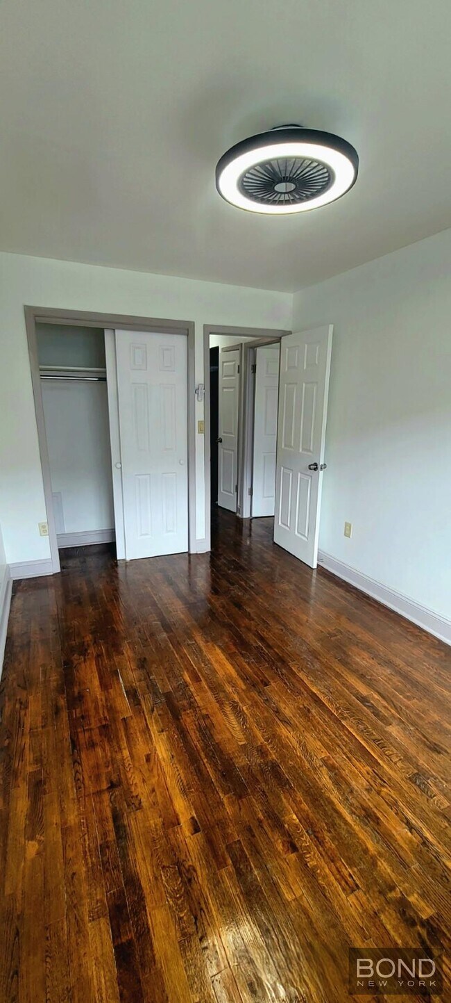 Foto del edificio - Renovated 3BR in Private Townhouse, only minutes from Midtown Manhattan!
