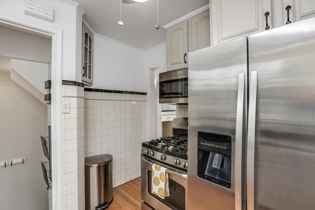 Building Photo - 498 Ann St