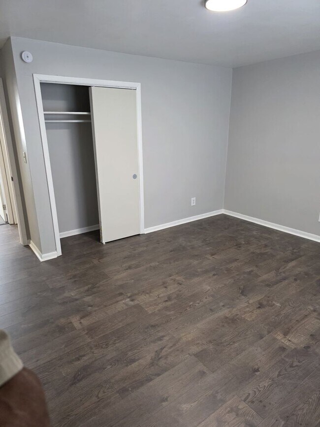Building Photo - NEWLY RENOVATED 2 BEDROOM WITH WASHER & DR...