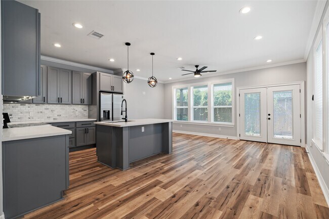 Foto del edificio - 1028 Melneeka Ln