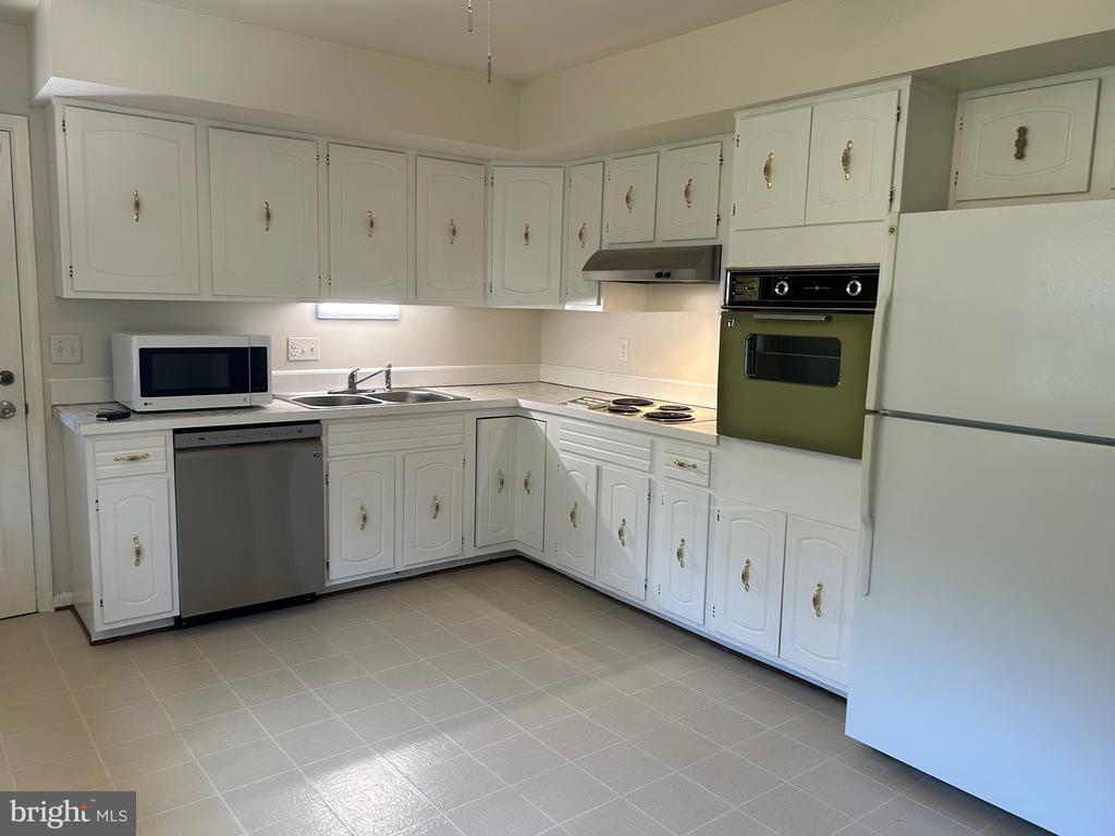 Primary Photo - 2481 Tenerife Rd