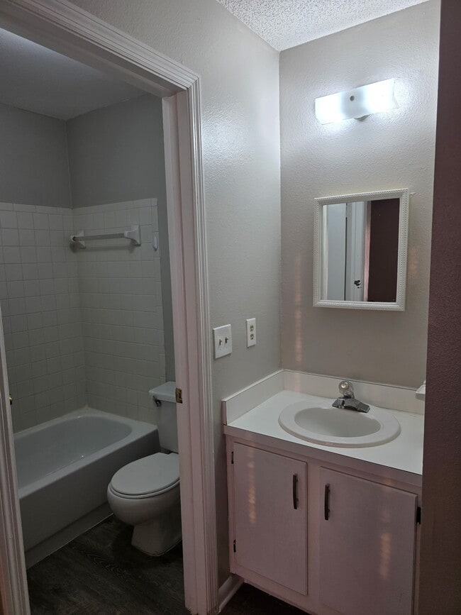 Building Photo - 2031 Pine Chace Ct