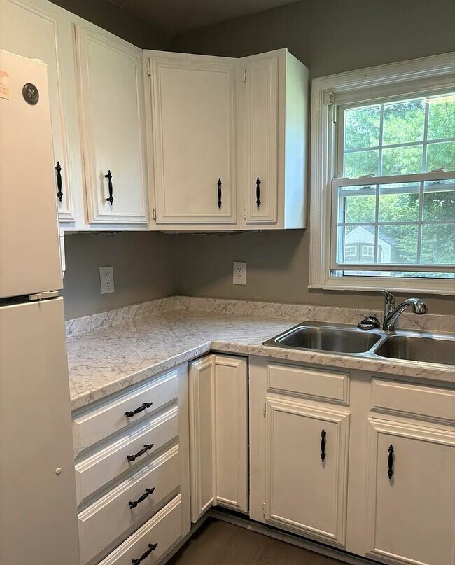 Foto del edificio - Charming 4-Bedroom Home with Partially Finished Basement