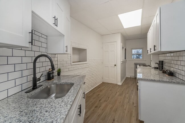 Foto del edificio - Affordable 3BR Home with Private Yard – Walk to Downtown!