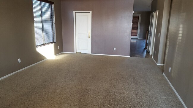 Foto del edificio - 5 bedroom 2.5 bath home with a pool in Sur...