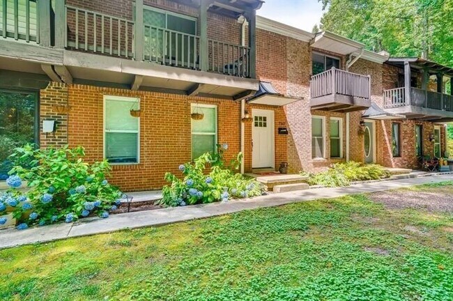 Building Photo - 7162 Stonington Dr NE