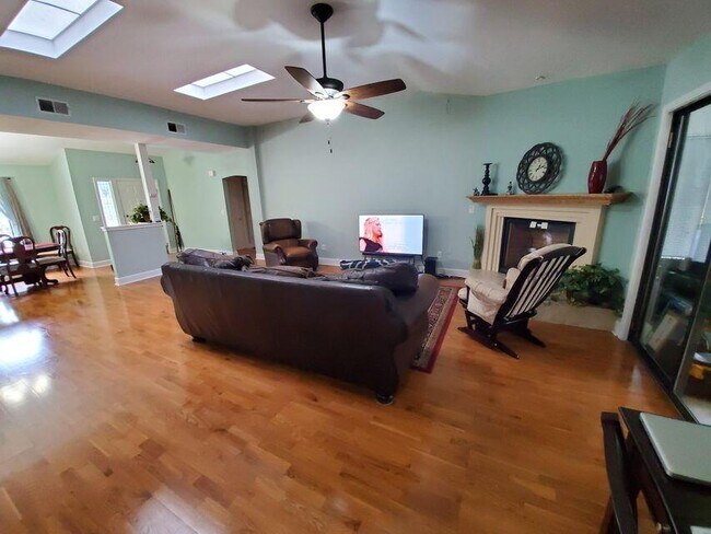 Foto del edificio - 213 Hillside Dr