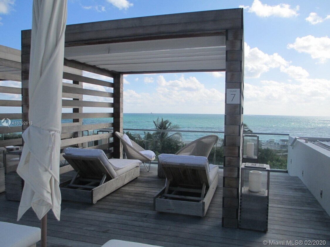 Primary Photo - 2301 Collins Ave