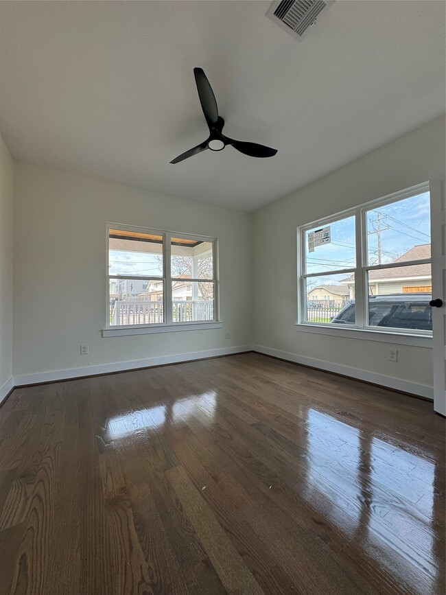 Building Photo - 923 Adele St