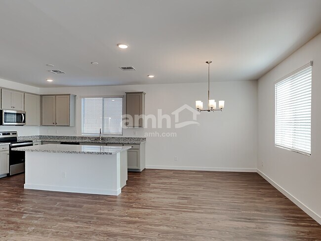 Foto del edificio - 17170 W Golden Lane