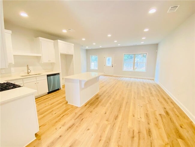 Building Photo - 1099 N Village Dr