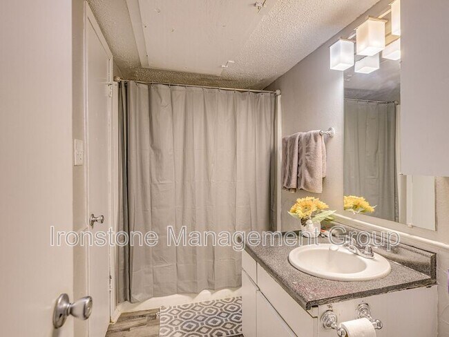 Building Photo - 1402 SW 59th St