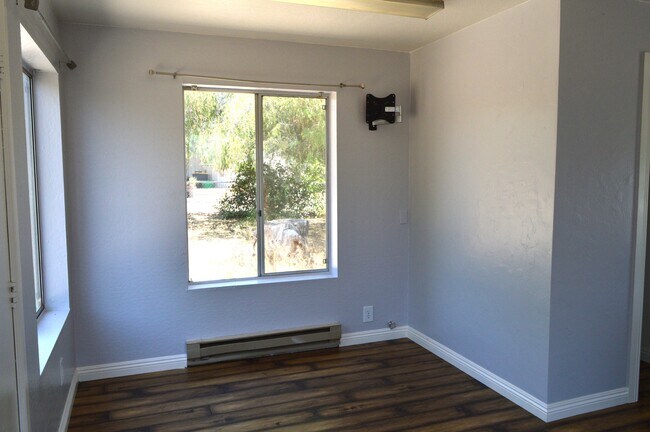 Foto del edificio - 31101 San Timoteo Canyon Rd