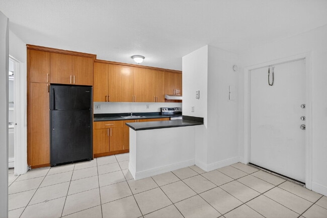 Building Photo - QUICK MOVE IN - FIRST MONTH FREE | Bright & Modern 1-Bedroom Apartment in Prime Oakland Park Loca...