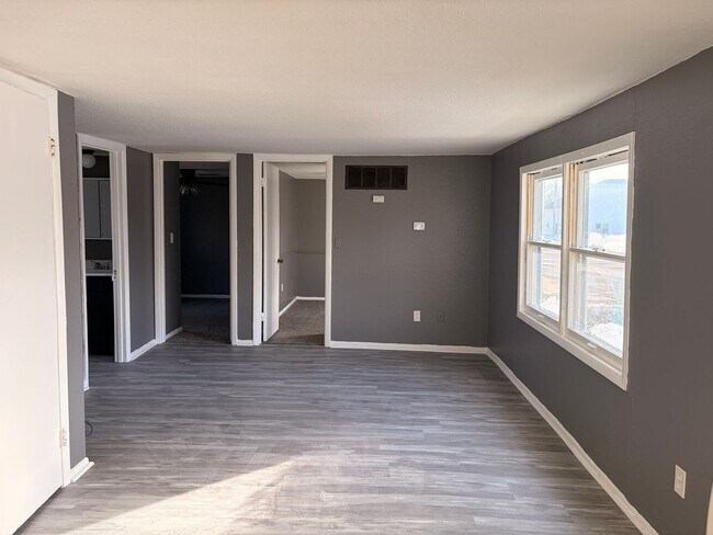 Building Photo - Lovely 3-Bedroom Ranch Style Home!