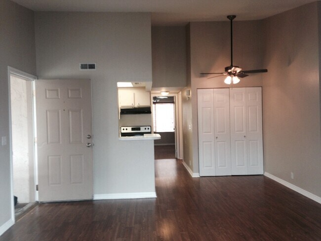 Foto del edificio - 953 Springcrest Ct
