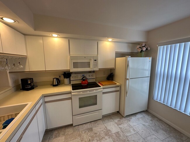 Building Photo - Fully Furnished 2 Bed 2 Bath Condo In The ...