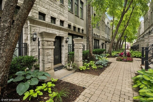 Building Photo - 123 W Oak St