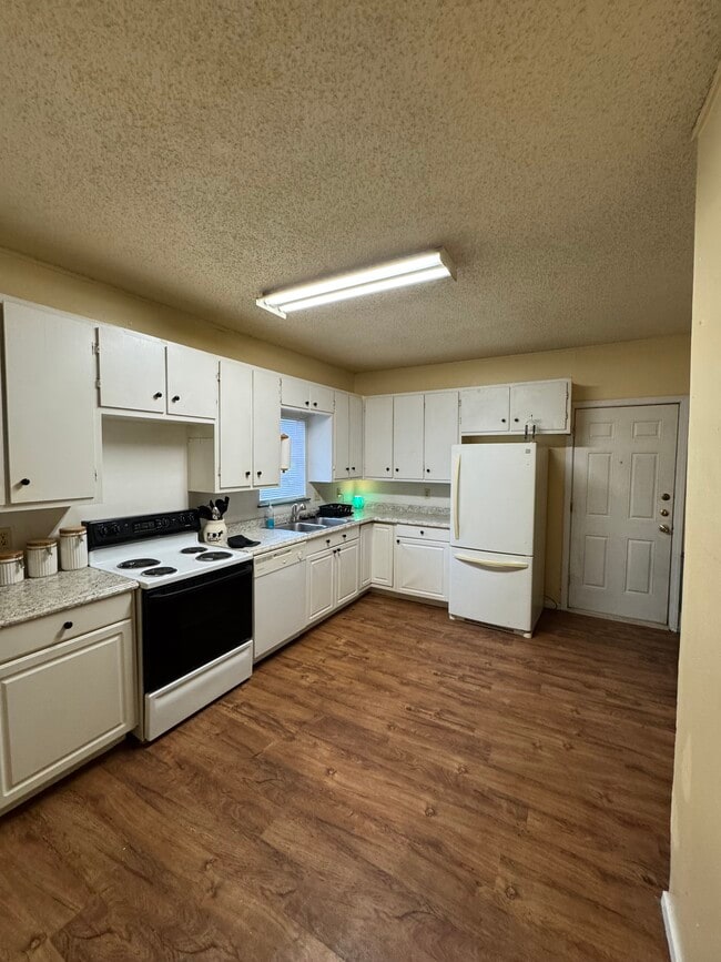 Building Photo - 625 Ross Ave