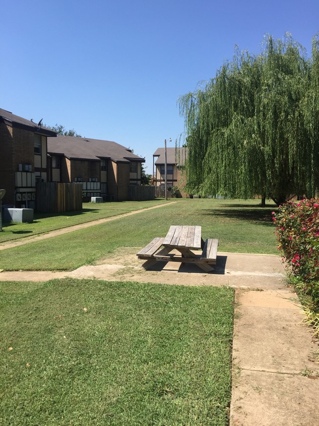 Well kept property - 1508 Overland Dr
