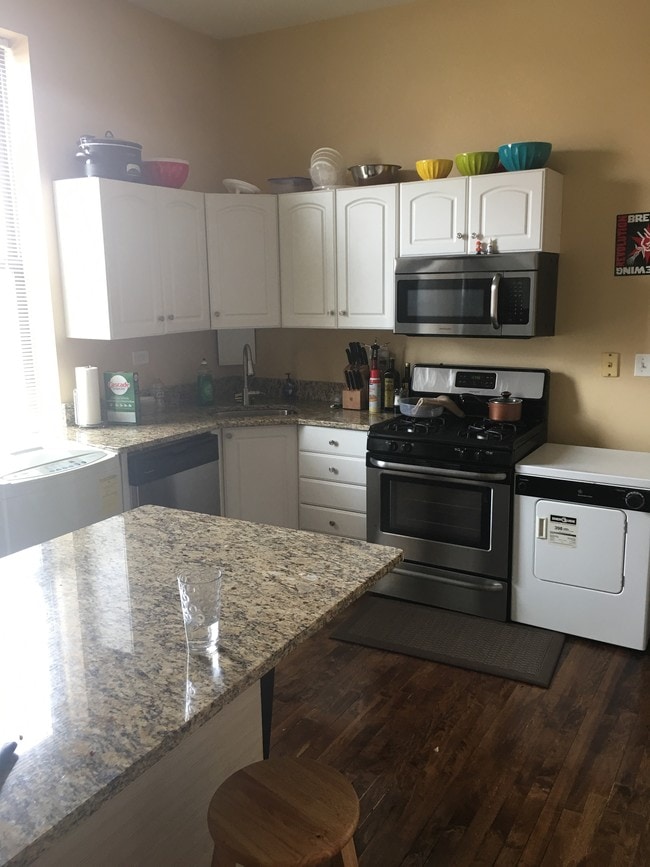 kitchen - 1944 N Oakley Ave Apartments