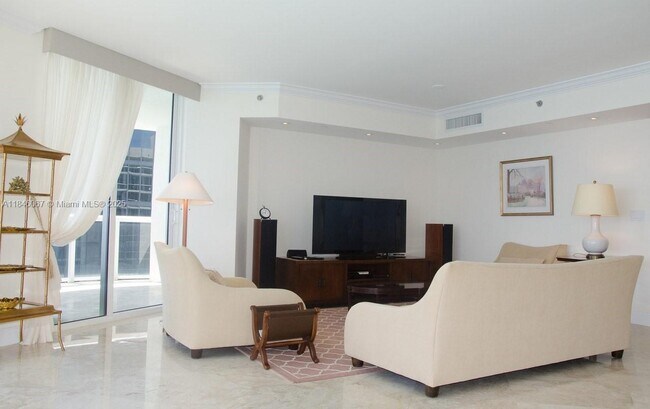 Building Photo - 17201 Collins Ave