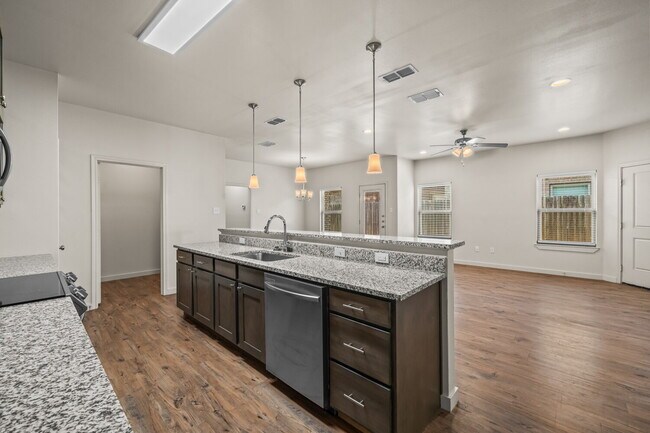 Foto del edificio - Low-Maintenance Luxury in a Prime Location