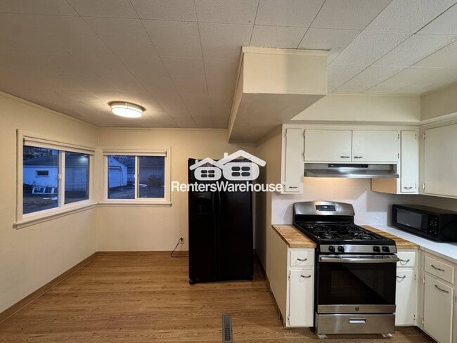 Building Photo - 613 Bay St