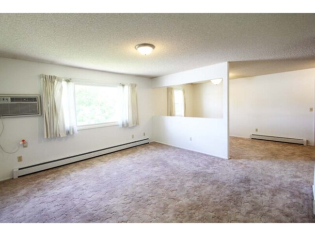 Building Photo - 2 Bed / 1 Bath Apartment with Garage  $975...
