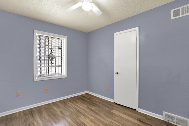 Building Photo - 4684 Royal Ridge Dr