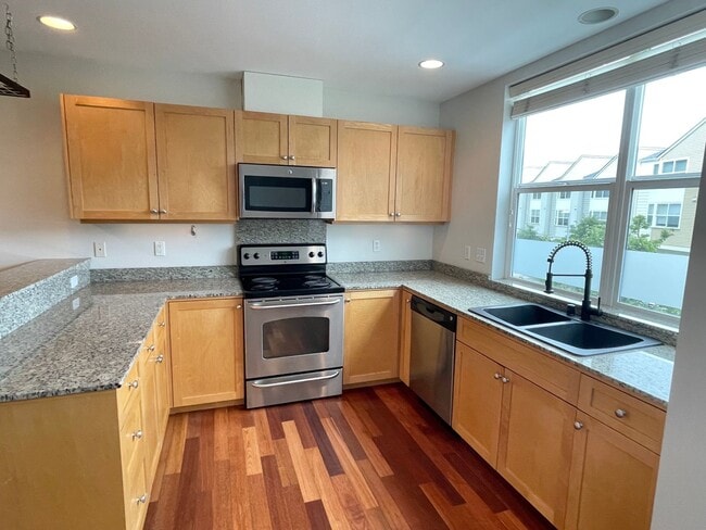 Foto del edificio - Shoreline End Unit Two Bedroom Plus Den To...