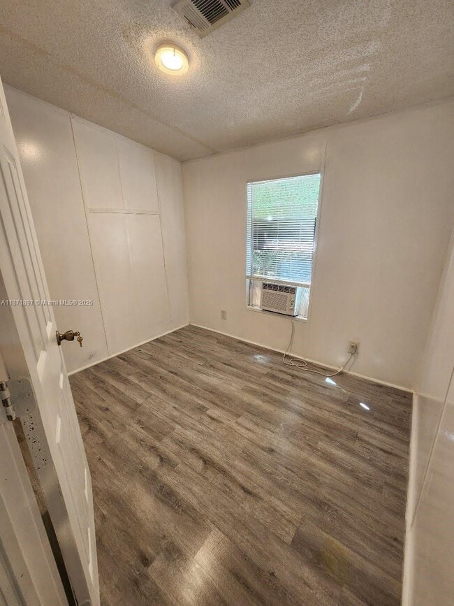 Building Photo - 11908 Cove Pl