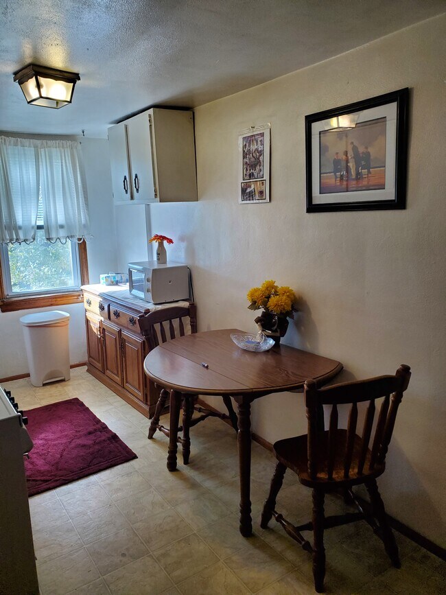 comer en la cocina - 6828 Scanlan Ave
