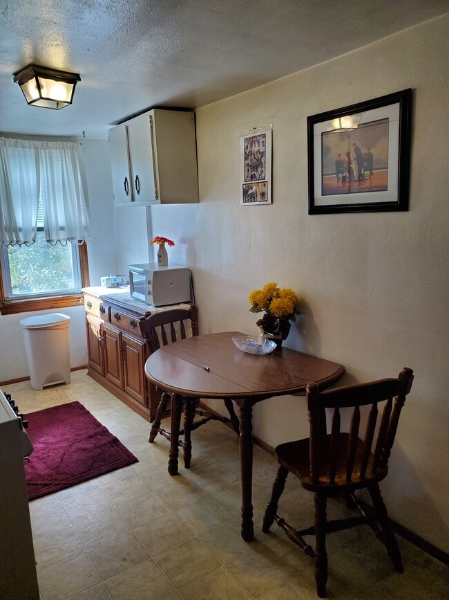 eat in kitchen - 6828 Scanlan Ave
