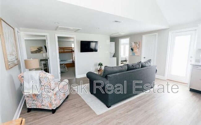 Building Photo - 402 33rd St