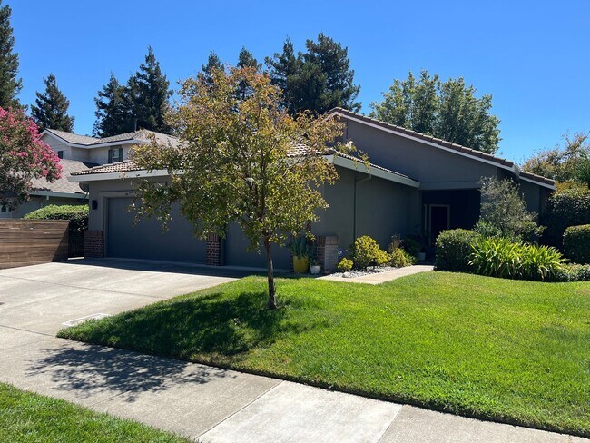 Building Photo - 3820 Vistosa Ct