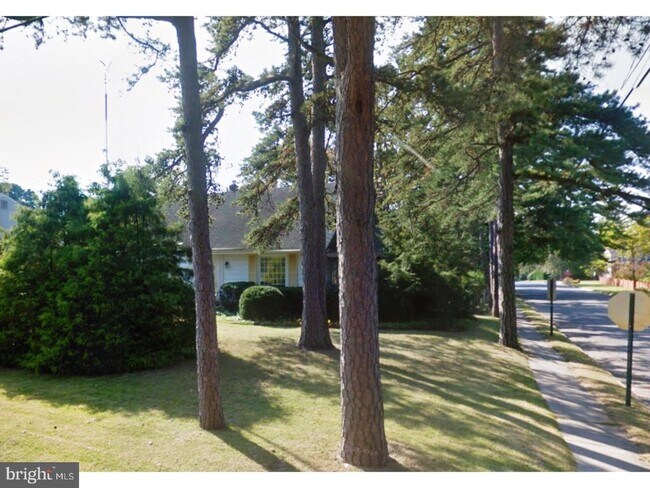 Building Photo - 324 Swarthmore Rd