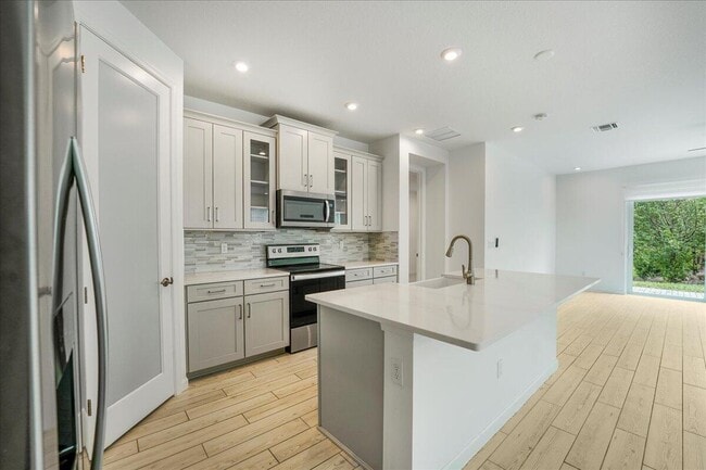 Foto del edificio - 6818 Pointe of Woods Dr