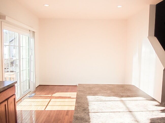 Foto del edificio - Beautiful 3 Bed 3.5 Bath Interior Townhome In Much Sought After Blooms Mill