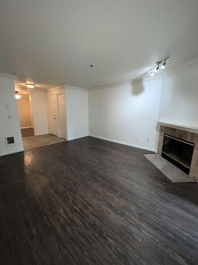 Building Photo - 039 - 2 bed, 2 bath condo minutes from Red...